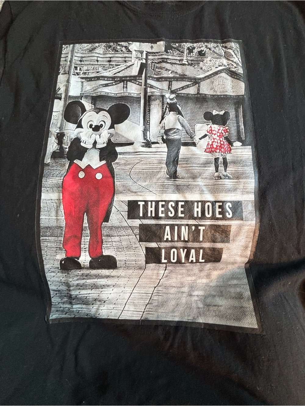 MICKEY MOUSE Gildan “THESE HOES AIN’T LOYAL” with Minnie & Goofy Size L